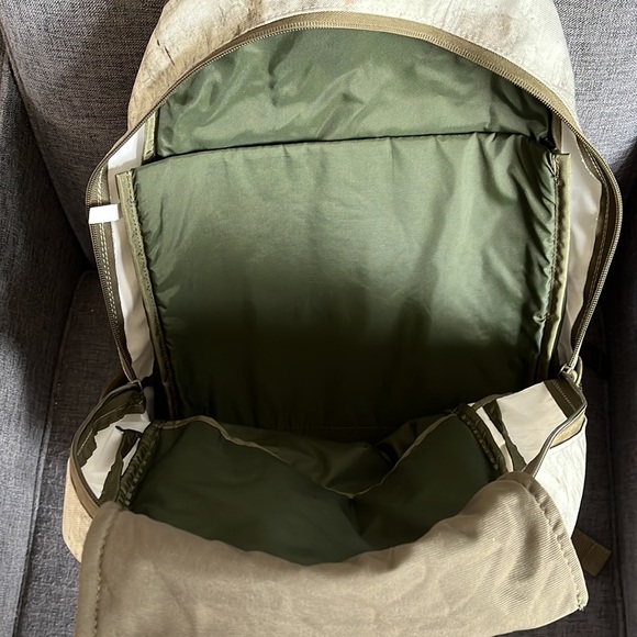 Dakine Backpack - Picture 4 of 5